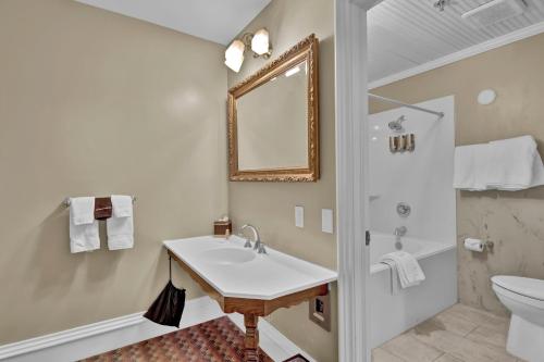 St James Hotel - image 2