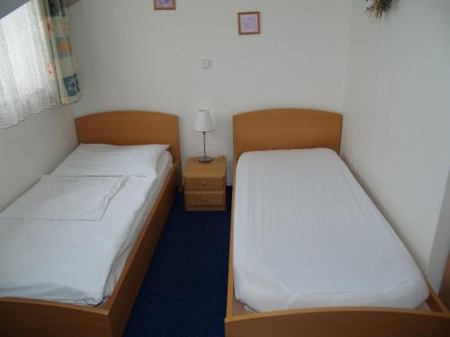 2 twin beds