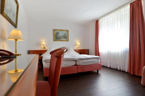 1 queen bed, 2 sofa beds