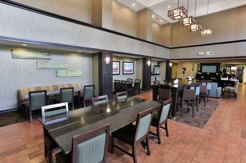Hampton Inn & Suites Middlebury - image 11