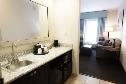 Hampton Inn & Suites Middlebury - image 9