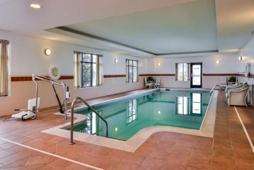 Hampton Inn Emporia - image 2