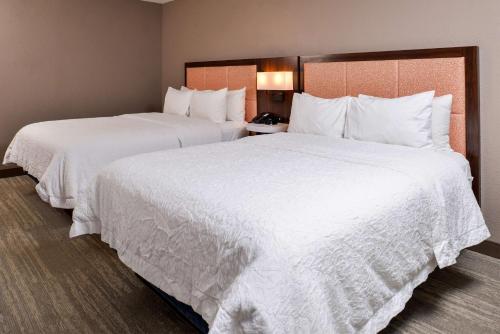 2 queen beds