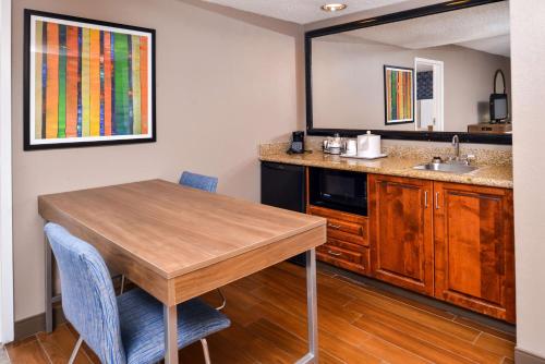 ห้องครัว, แฮมป์ตัน อินน์ เอ็มโพเรีย (Hampton Inn Emporia) in เอมโพเรีย (VA)