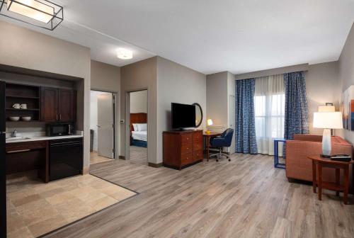 Hampton Inn & Suites El Paso-Airport - image 12