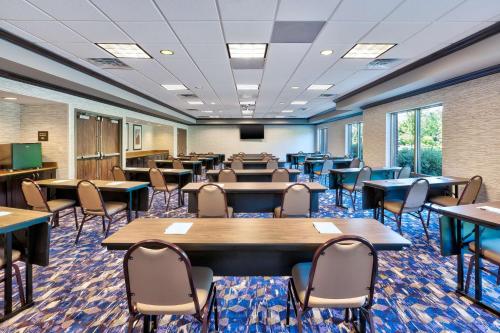 Hampton Inn and Suites Flint/Grand Blanc - image 6