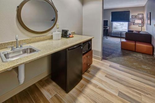 Hampton Inn & Suites Fort Myers Estero - image 8