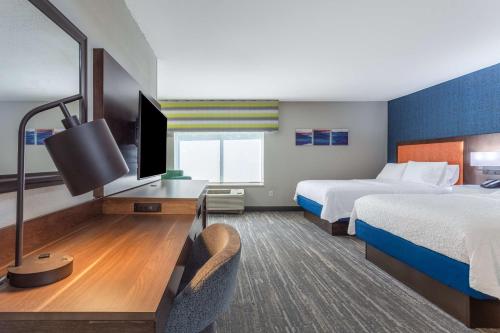 2 queen beds, 1 sofa bed