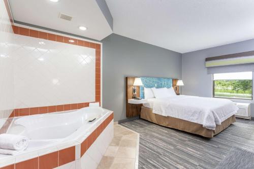 Hampton Inn Auburn - main image