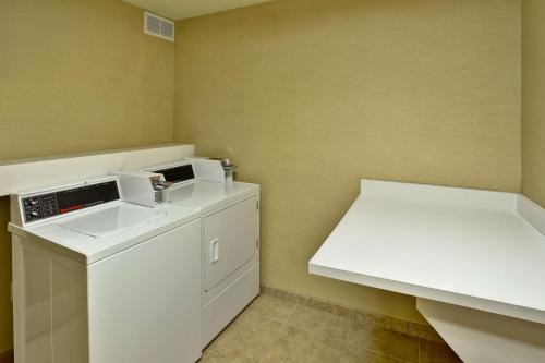 Hampton Inn Ft Wayne - image 8