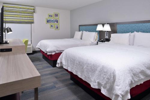 2 queen beds
