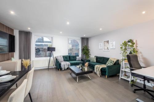 Luxury 2 Bedroom Apartment next to Angel - image 14