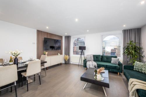 Luxury 2 Bedroom Apartment next to Angel - image 6