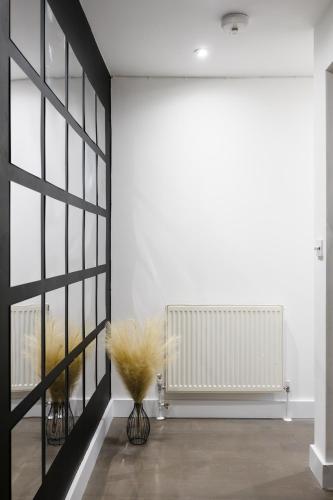 Luxury 2 Bedroom Apartment next to Angel - image 7