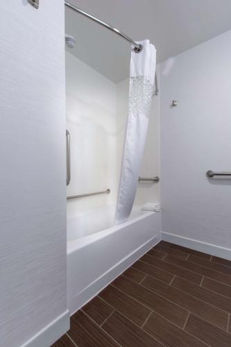 King Suite with Roll-In Shower - Mobility and Hearing Access/Non-Smoking