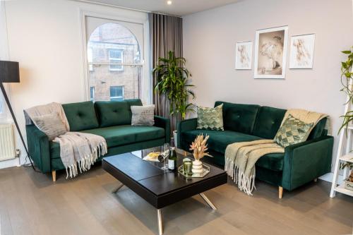 Luxury 2 Bedroom Apartment next to Angel - image 9