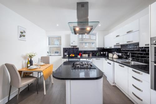Luxury 2 Bedroom Apartment next to Angel - image 3