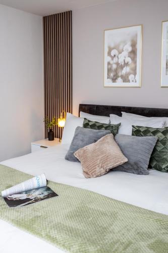Luxury 2 Bedroom Apartment next to Angel - image 5