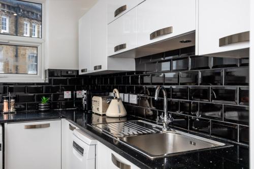 Luxury 2 Bedroom Apartment next to Angel - main image