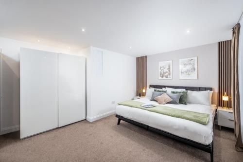 Luxury 2 Bedroom Apartment next to Angel - image 2