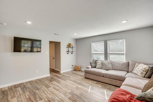 Cedar Creek Reservoir Cabin Less Than 1 Mi to Boat Ramp! in Malakoff, USA