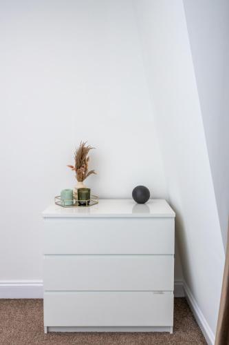 Luxury 2 Bedroom Apartment next to Angel - image 4