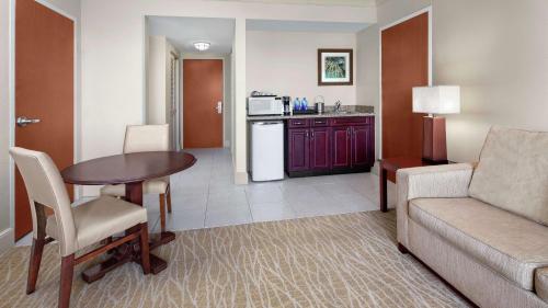 DoubleTree by Hilton Sunrise - Sawgrass Mills - image 6