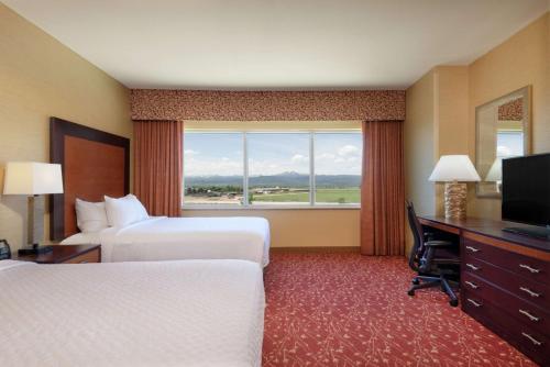 Queen Room with Two Queen Beds with Mountain View - Non-Smoking