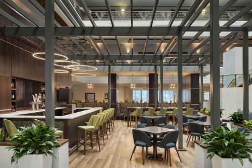 Embassy Suites Indianapolis Downtown - image 2