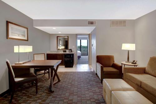 Embassy Suites by Hilton Jacksonville Baymeadows