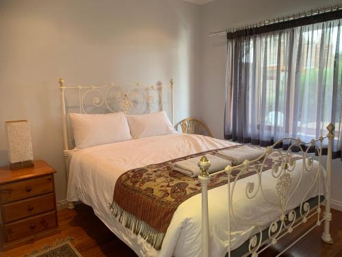 Deluxe Suite with Spa Bath image 3