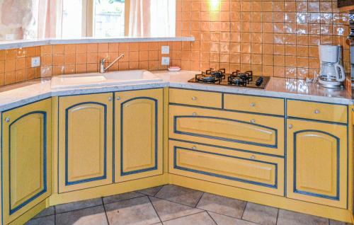 廚房, Cozy Home In Montignac With Kitchenette in 蒙提尼亞克