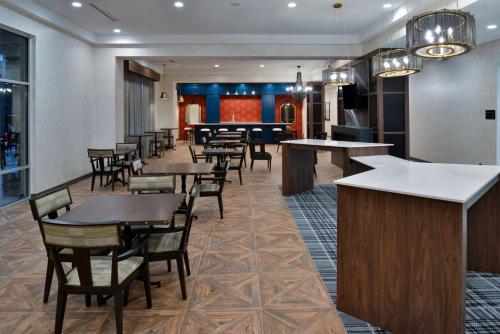 Hampton Inn & Suites Greensboro Downtown Nc - image 9