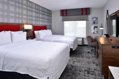 Hampton Inn & Suites Greensboro Downtown Room Type - Queen Room with Two Queen Beds