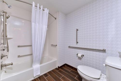Hampton Inn & Suites Greensboro Downtown Room Type - Queen Room with Two Queen Beds and Bath Tub - Mobility and Hearing Access/Non-Smoking