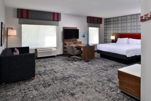 Hampton Inn & Suites Greensboro Downtown Room Type - King Studio Suite with City View
