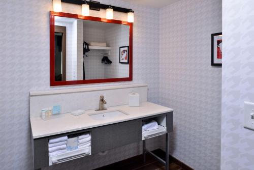 Hampton Inn & Suites Greensboro Downtown Room Type - King Studio Suite