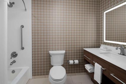 Home2 Suites by Hilton Hobbs - 화장실