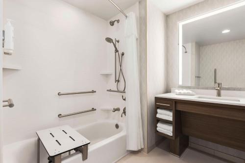 King Suite with Accessible Bathtub