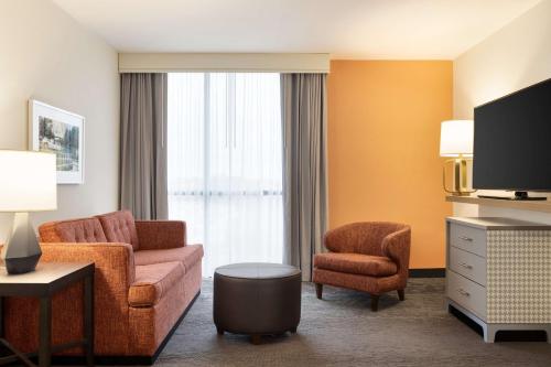 DoubleTree by Hilton Fort Worth South Room Type - Two Room Queen Suite with Two Queen Beds