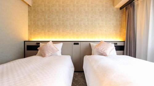 Superior Twin Room with Shower Booth only - Non-Smoking image 3