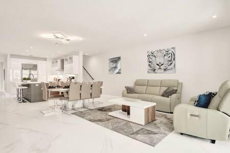 New 4BR w Pool Walk to Las Olas 5mins to Beach in Fort Lauderdale, USA