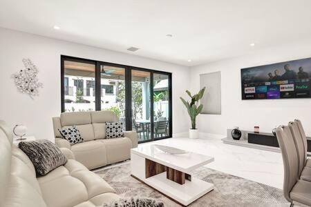 New 4BR w Pool Walk to Las Olas 5mins to Beach in Fort Lauderdale, USA