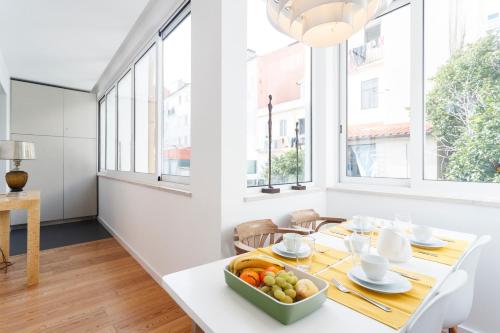 Cortes Apartment in Lisbon Historic Neighborhood - image 8