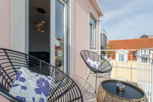 Cortes Apartment in Lisbon Historic Neighborhood - image 14