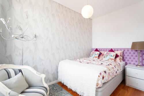 Cortes Apartment in Lisbon Historic Neighborhood - image 2