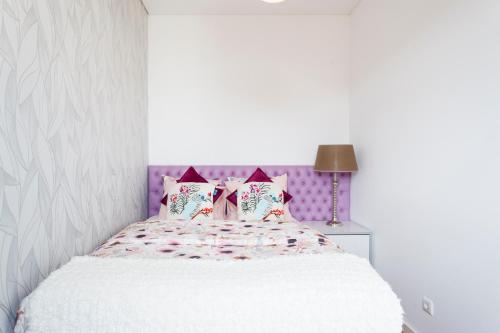 Cortes Apartment in Lisbon Historic Neighborhood - image 9