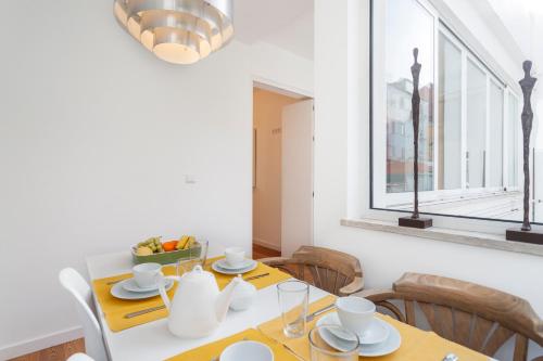 Cortes Apartment in Lisbon Historic Neighborhood - image 6