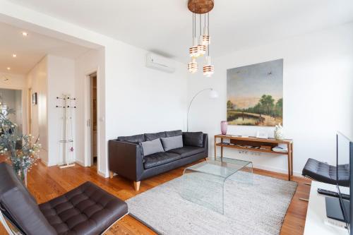 Cortes Apartment in Lisbon Historic Neighborhood - image 7