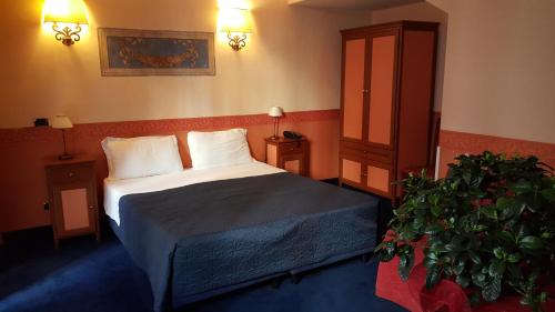 1 queen bed, 1 twin bed